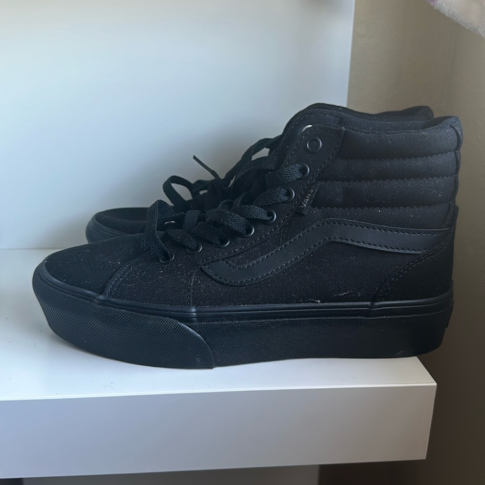 Black women sz.7 VANS. Brand new. Never worn. Just been sitting in my closet.